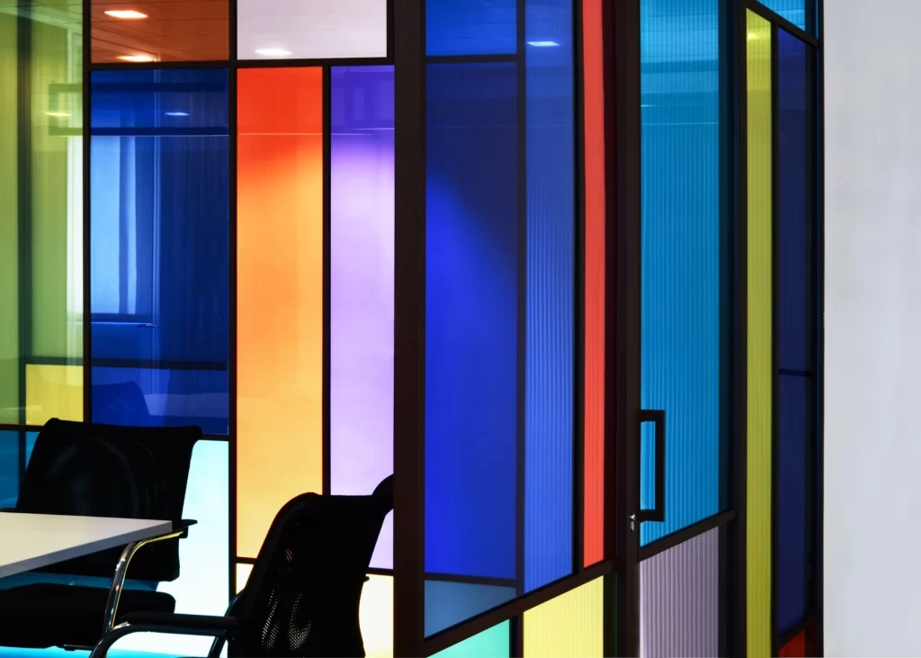 predelna stena za pisarne iz barvnega stekla in aluminija