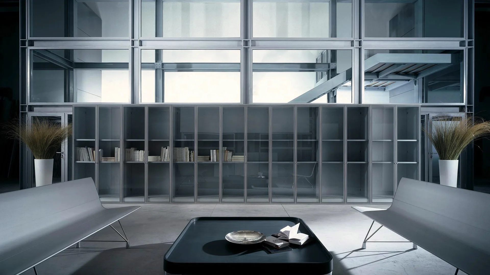 dolga omara za arhiv v pisarni