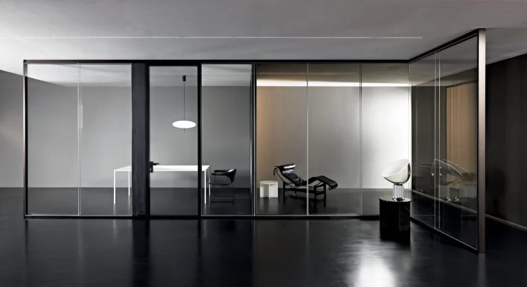 elegantna zamejitev prostora s konstrukcijsko stekleno steno