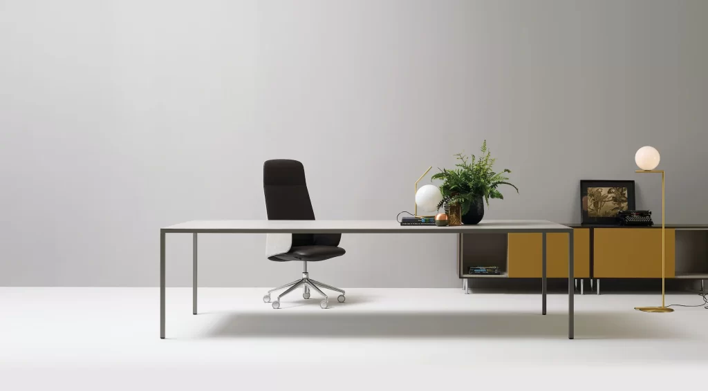 brezčasen dizajn modernega direktorskega stola