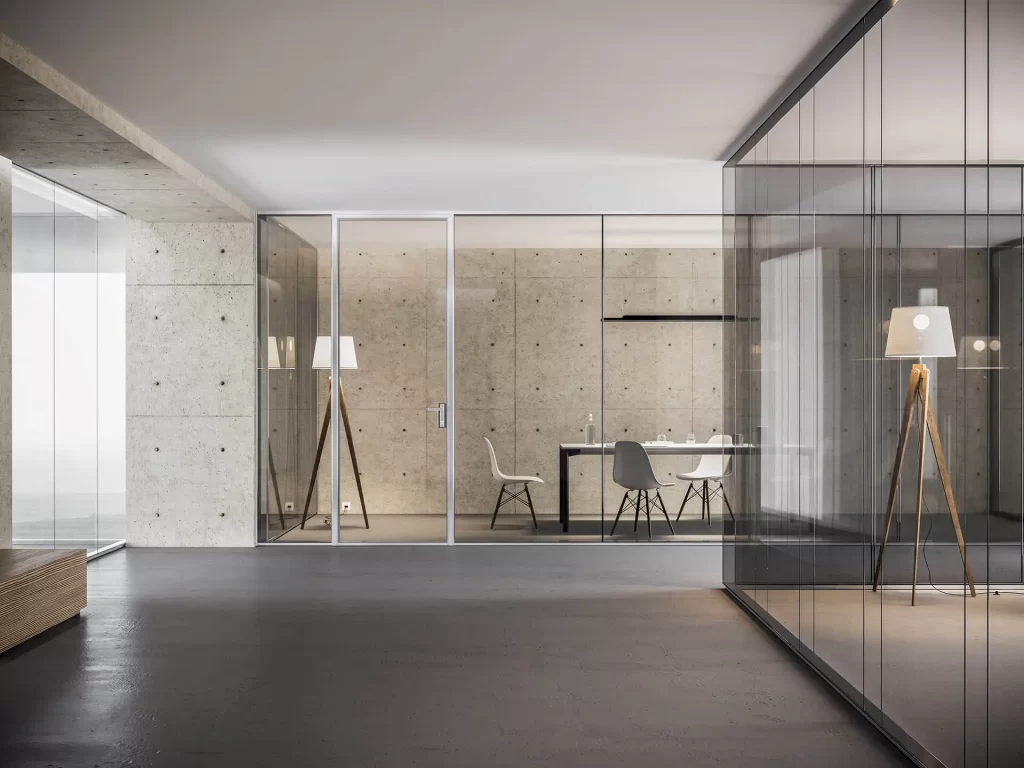 konstrukcijska predelna steklena stena v sodobnih pisarniških prostorih