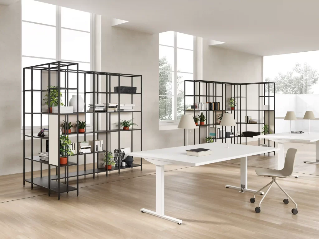 Prilagodljiva kovinska regalna konstrukcija