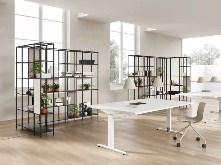 Prilagodljiva kovinska regalna konstrukcija