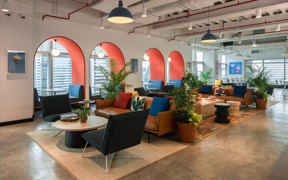 Neo-deco, oranžna in modra kombinacija v pisarni